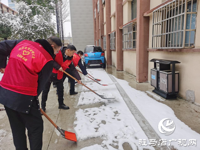 傳承雷鋒精神 清掃積雪送關懷