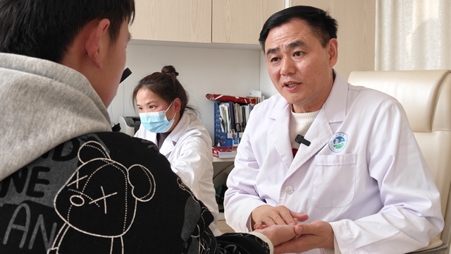 妙手治愈白癜風  雙面錦旗表謝意 