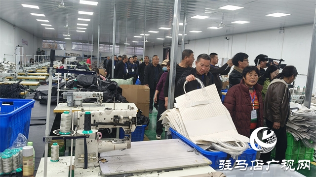 35e6064c3679d69e7ad6a5feec531d2.jpg 山西100余名高素質農民赴駐馬店市開發區六合紅心農民專業合作社參觀學習