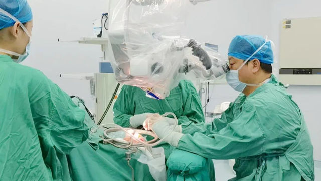 男子長(zhǎng)期熬夜刷手機(jī)，頭痛欲裂，竟然是它  “爆炸”了！