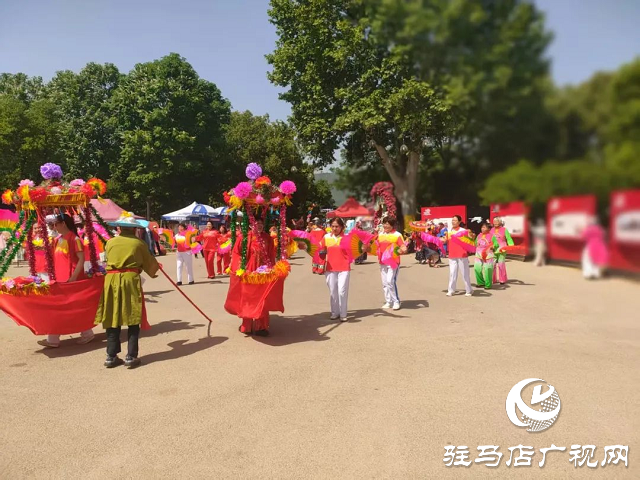 泌陽彩帶舞龍隊“舞”進南陽月季園 共赴文化交流之約