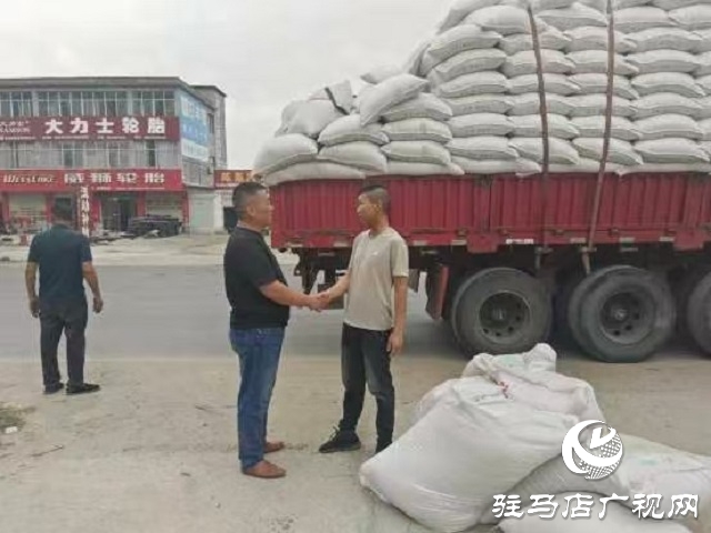 新蔡縣孫召鎮:貨車貨物遺落公路 基層干部暖心相助