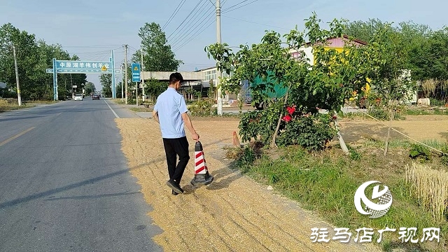  新蔡縣佛閣寺鎮：清理占道打場曬糧 為道路暢通“護航”