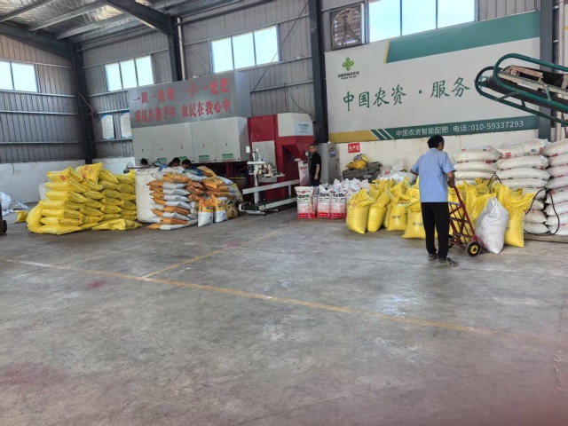 確山縣供銷社備足農資戰“三夏”