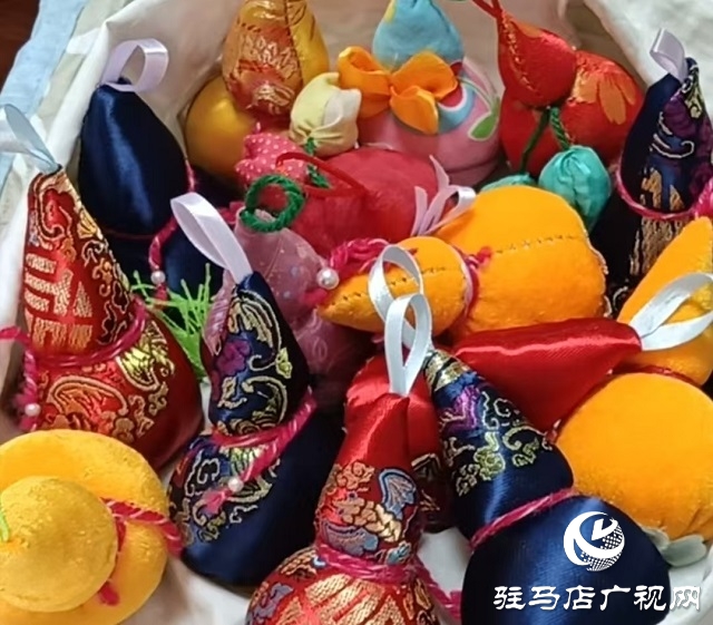  暖心乘客縫制端午香包 致敬公交駕駛員