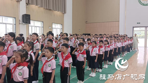  童心向黨 領巾飄揚——駐馬店市第三十三小學舉行“六一”兒童節新隊員入隊儀式