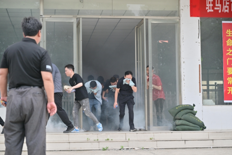 駐馬店市供銷合作社組織開展2025年“安全生產月”消防暨防汛應急實戰演練活動