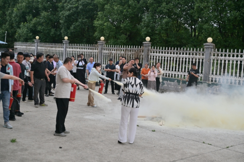 駐馬店市供銷合作社組織開展2025年“安全生產月”消防暨防汛應急實戰演練活動