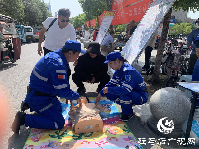 駐馬店天中救援隊街頭“開課” 市民爭學安全“救命招”