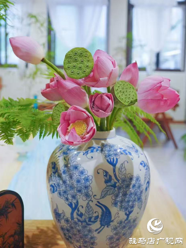 夏季鮮切花熱銷(xiāo) 荷花蓮蓬迎銷(xiāo)售高峰