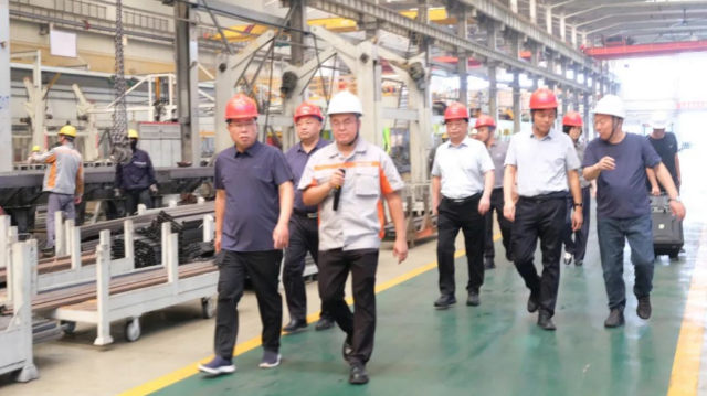 河南省總工會慰問組到駐馬店市走訪慰問一線勞動者