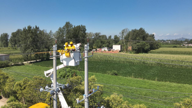 國網確山縣供電公司：進行帶電接火作業 確保線路不停電