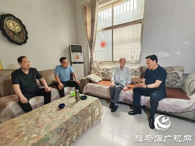 西平縣委書記侯公濤看望慰問抗戰老戰士并發放紀念章