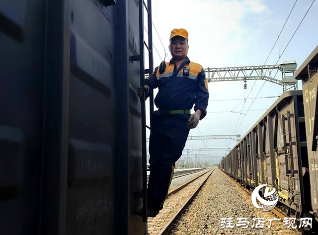 確山火車站:不懼高溫確保運輸暢通