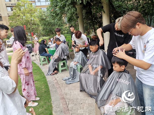 駐馬店經濟開發區翟莊居委會攜手百合春天物業開展“暖心開學季”活動