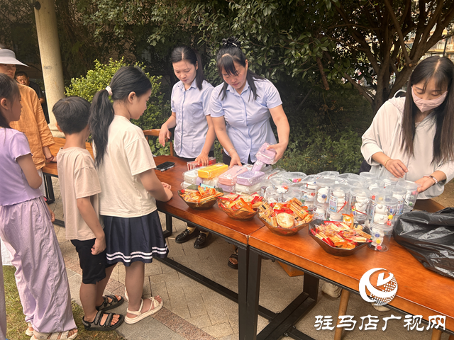 駐馬店經濟開發區翟莊居委會攜手百合春天物業開展“暖心開學季”活動