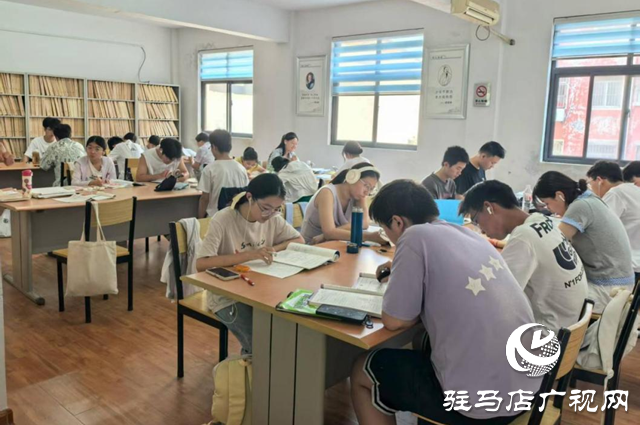 西平縣圖書館：3.2萬人次徜徉書海 50場(chǎng)活動(dòng)點(diǎn)燃閱讀熱情