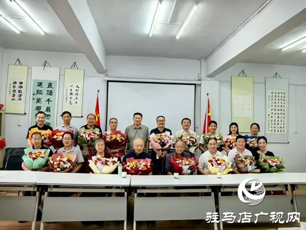 黃淮學(xué)院：校友鮮花贈(zèng)恩師 金秋情暖教師節(jié)