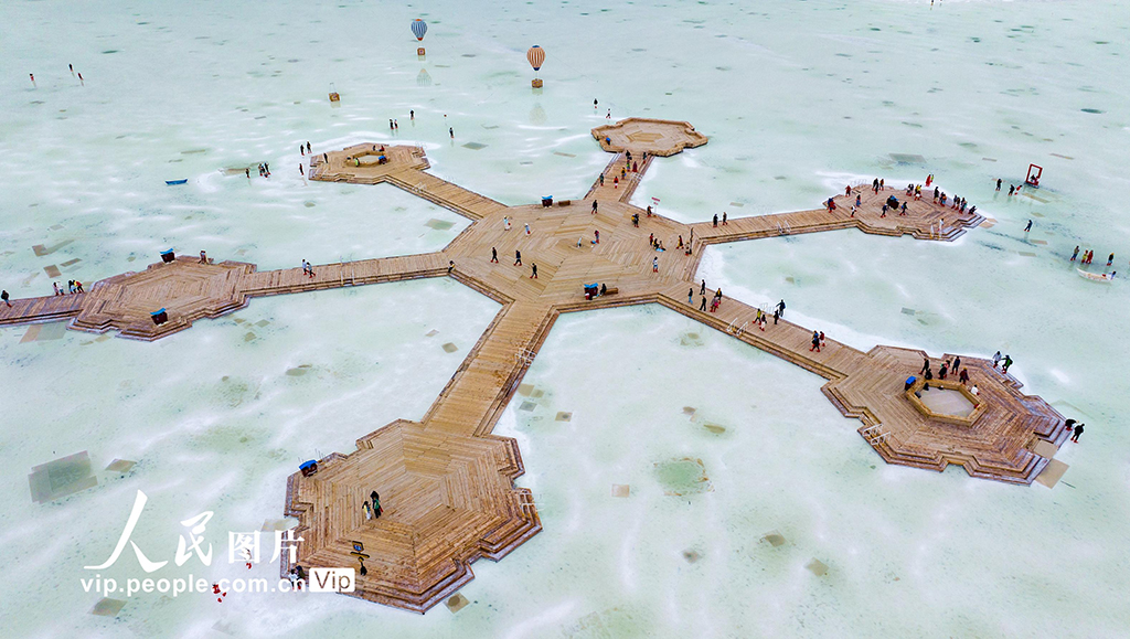 鹽湖美景醉游人