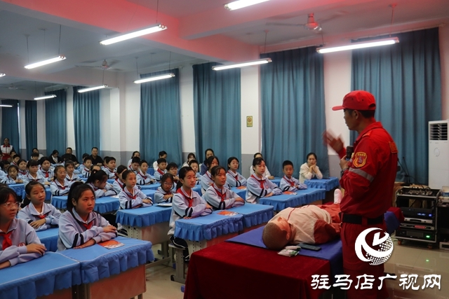 驛城區(qū)紅十字會(huì)攜手駿馳救援隊(duì)走進(jìn)駐馬店市第九小學(xué) 開展“世界急救日”主題教育活動(dòng)