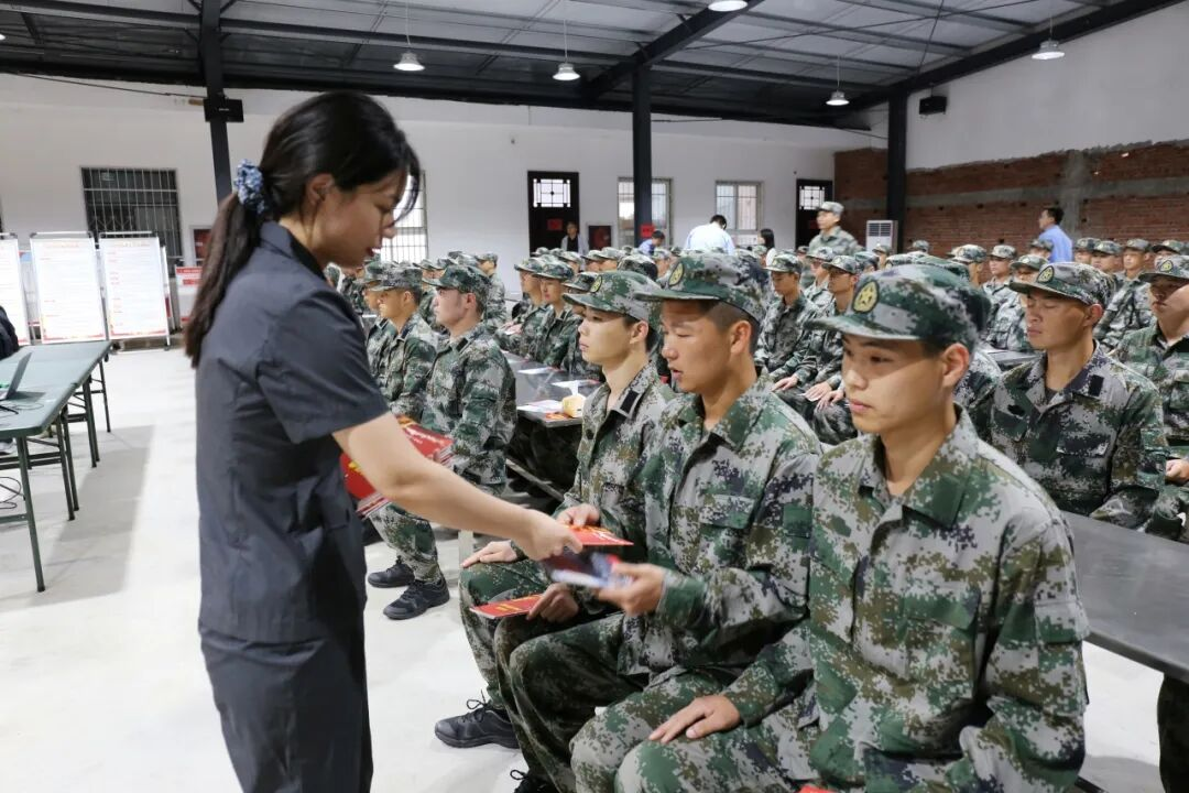 正陽法院聯(lián)手檢察院開展“送法進軍營”活動 助力新兵筑牢法治之基
