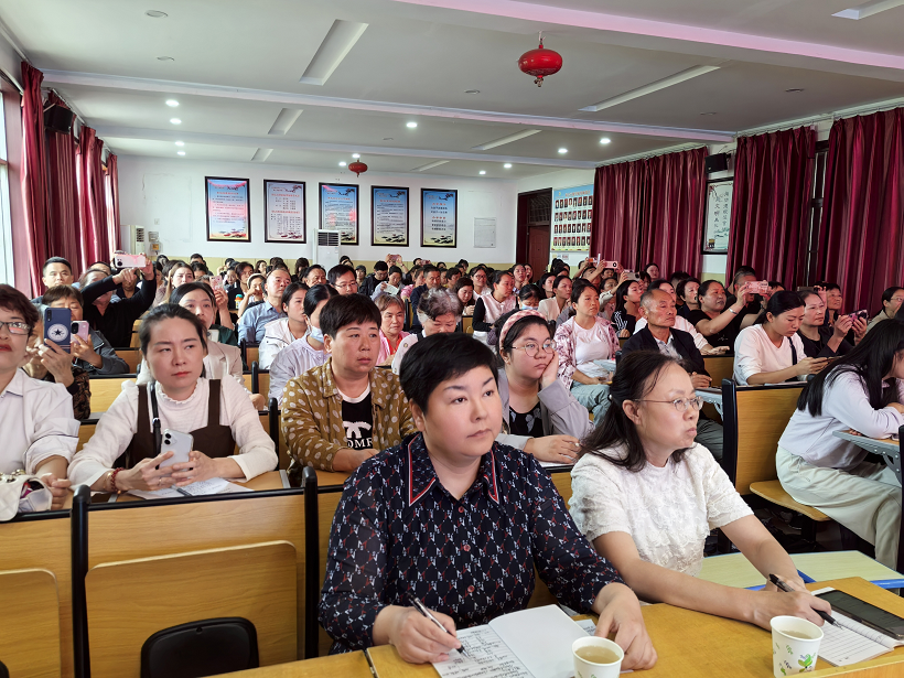  您好，一年級！家長，家長，預備起！——駐馬店市第十一小學舉行一年級新生家長講座