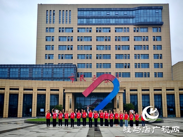 平輿縣政務(wù)服務(wù)大廳：“紅馬甲”飄動處 政務(wù)服務(wù)暖人心