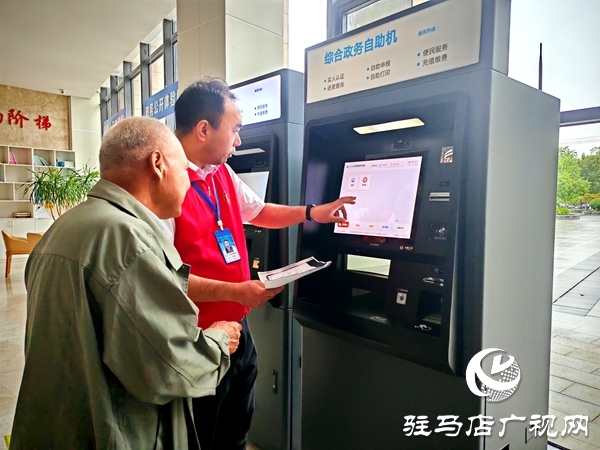 平輿縣政務(wù)服務(wù)大廳：“紅馬甲”飄動處 政務(wù)服務(wù)暖人心