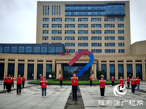 平輿縣政務(wù)服務(wù)大廳：“紅馬甲”飄動處 政務(wù)服務(wù)暖人心