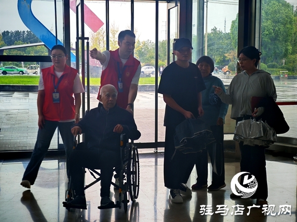 平輿縣政務(wù)服務(wù)大廳：“紅馬甲”飄動處 政務(wù)服務(wù)暖人心