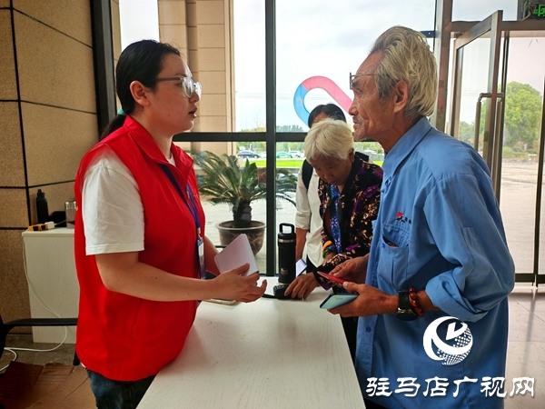 平輿縣政務(wù)服務(wù)大廳：“紅馬甲”飄動處 政務(wù)服務(wù)暖人心