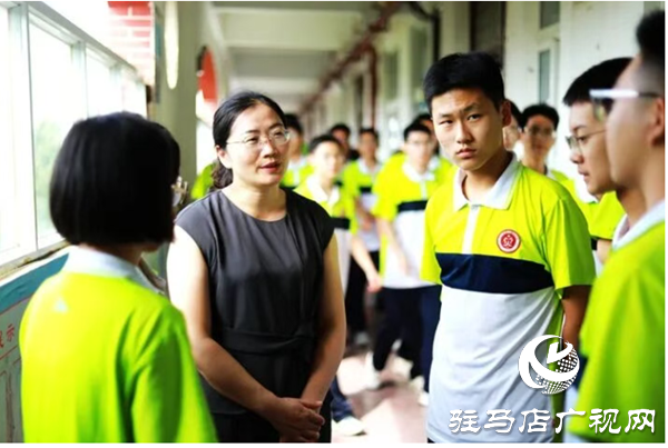 邱穩(wěn)：教壇常青樹(shù)20余年堅(jiān)守讓“因材施教”浸潤(rùn)人心