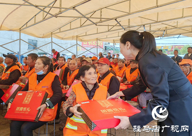 正陽縣多部門聯合慰問環衛工共慶中秋?