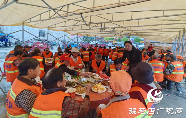 正陽縣多部門聯合慰問環衛工共慶中秋?