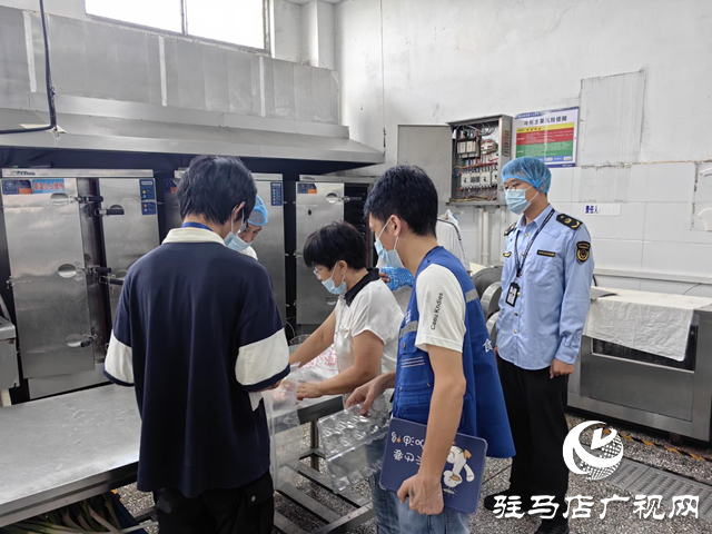 駐馬店市城鄉(xiāng)一體化示范區(qū)市場(chǎng)監(jiān)管分局開展校園及周邊食品安全專項(xiàng)抽檢