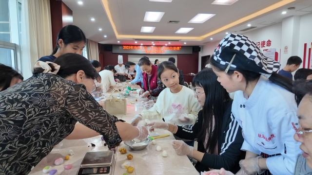 駐馬店市總工會開展“美生活”中秋月餅手工制作活動