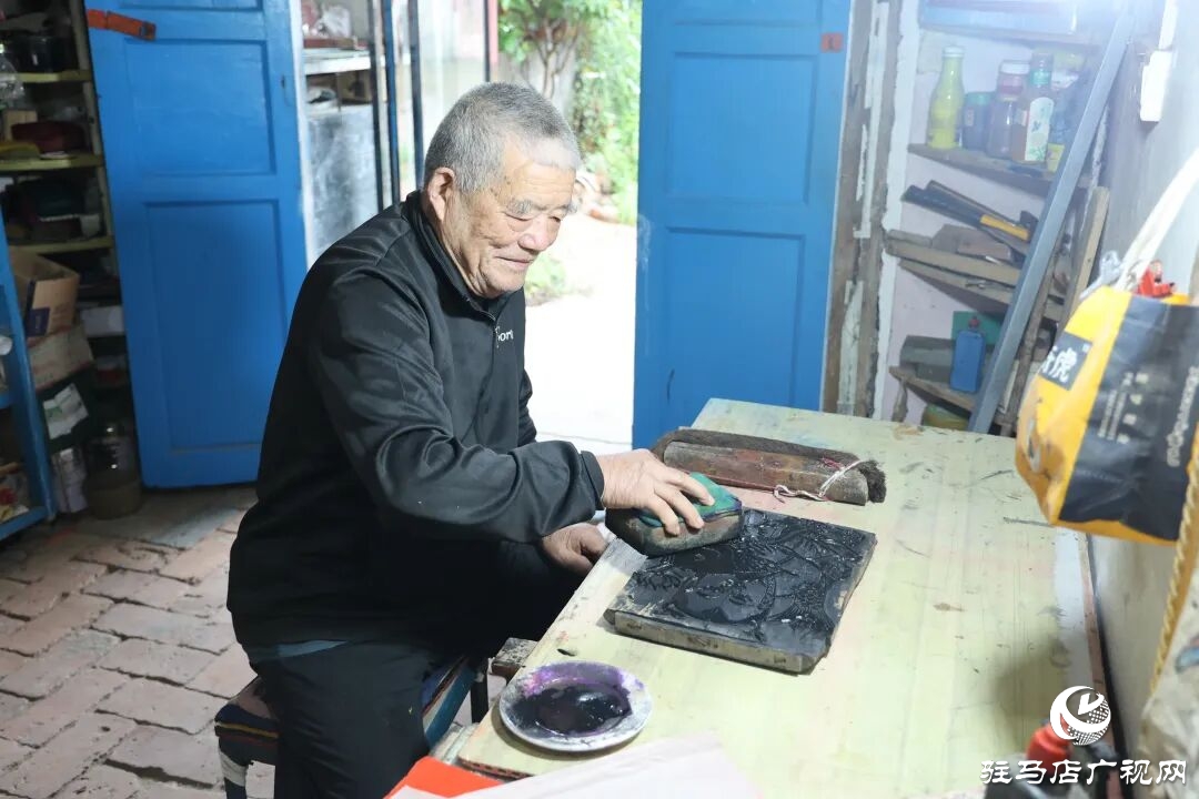 正陽(yáng)縣92歲省級(jí)非遺傳承人李傳清 以刀為筆刻繪“德勝祥”年畫(huà)新韻