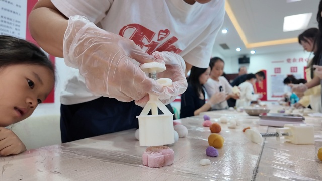 駐馬店市總工會開展“美生活”中秋月餅手工制作活動