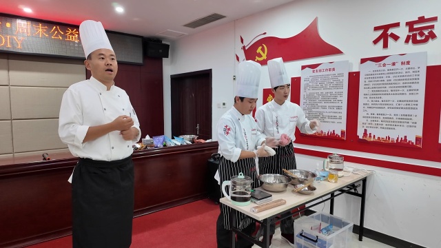 駐馬店市總工會開展“美生活”中秋月餅手工制作活動