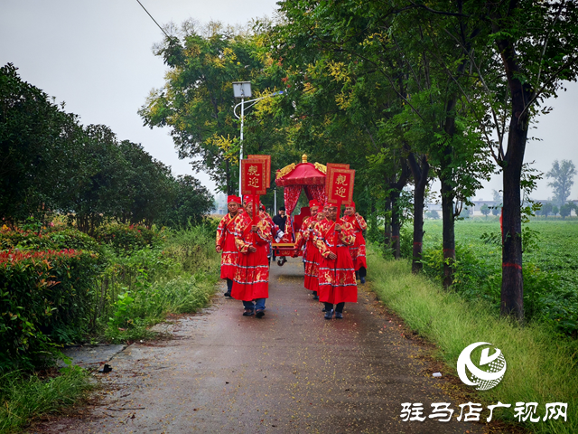 平輿縣萬金店鎮宋劉村:巧手“抬”出共富路 花轎產業奏響鄉村振興歌
