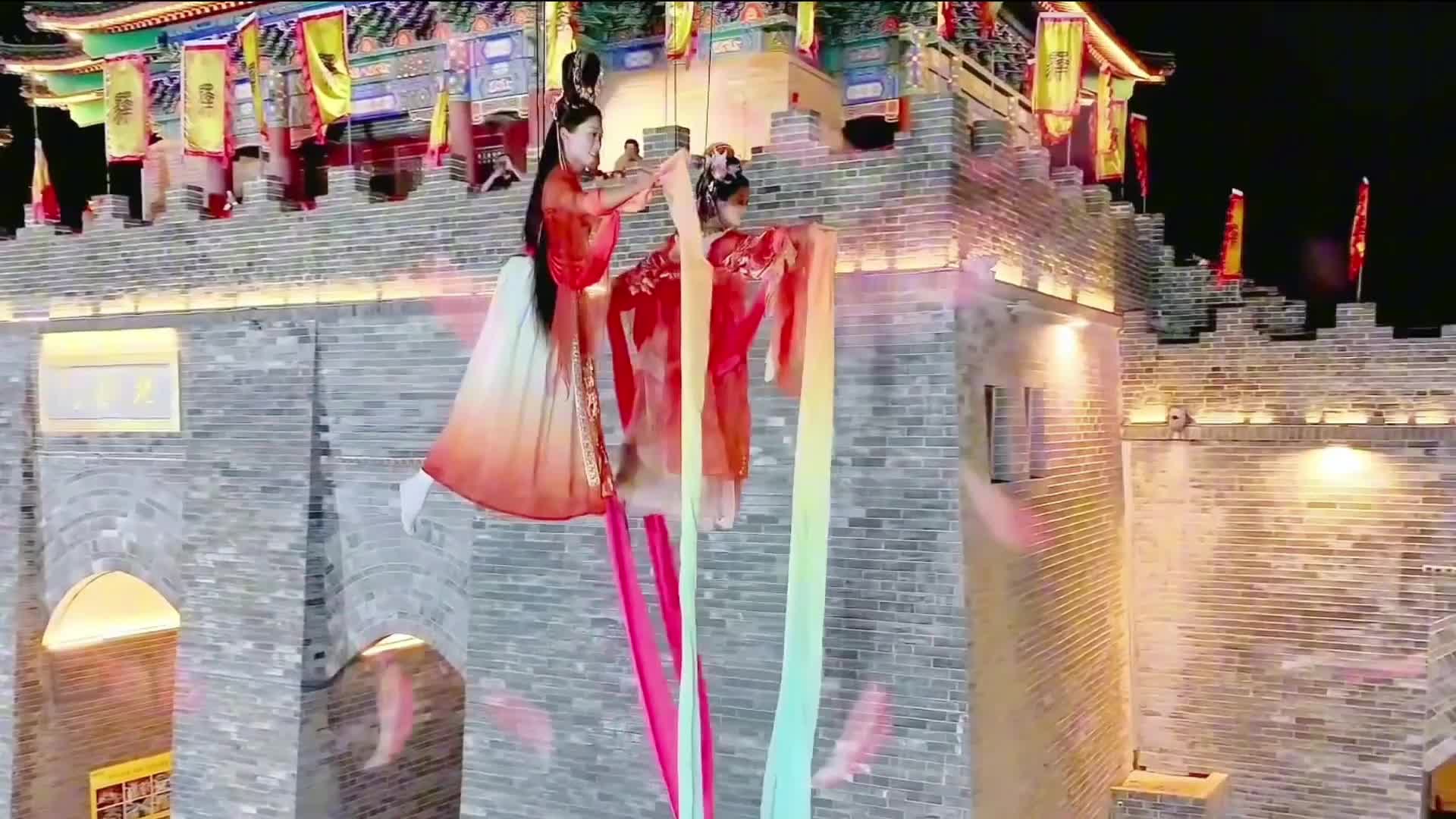 【大美天中】霓虹爍夜 漢服翩躚：駐馬店皇家驛站上演視覺盛宴