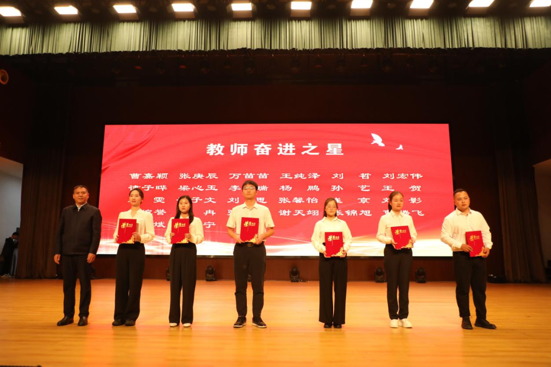 (晨會選題)駐馬店職業技術學院隆重召開“向上向善 感恩奮進”主題活動表彰大會暨“我為師生辦實事”主題活動啟動儀式