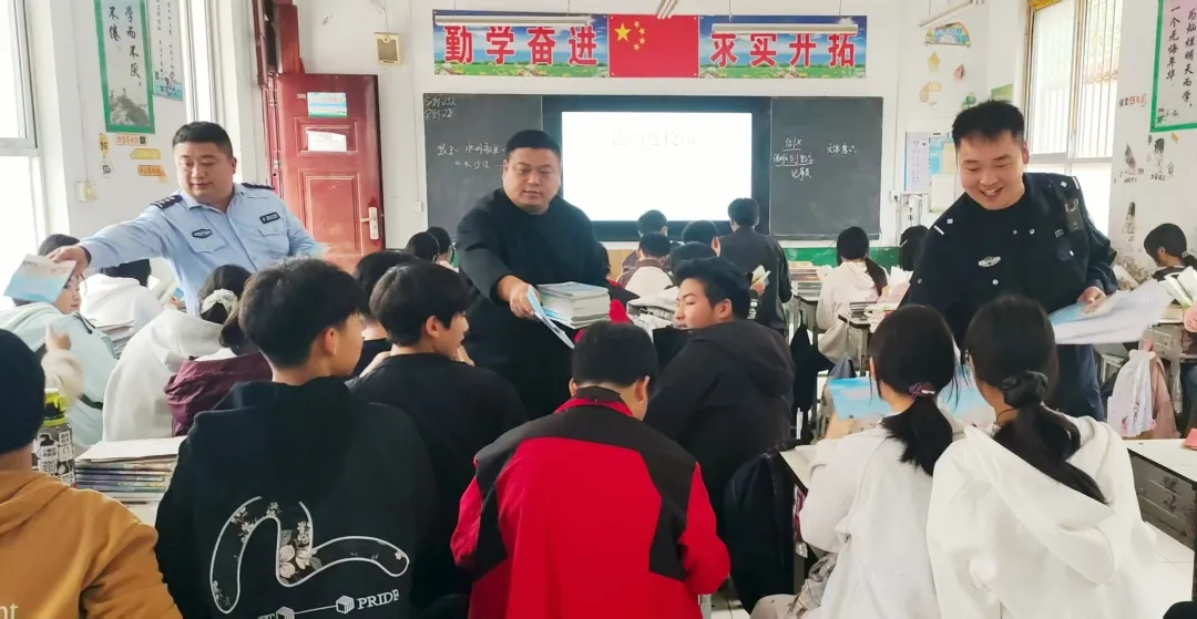 確山公安:法治報告進校園 青春成長不偏航