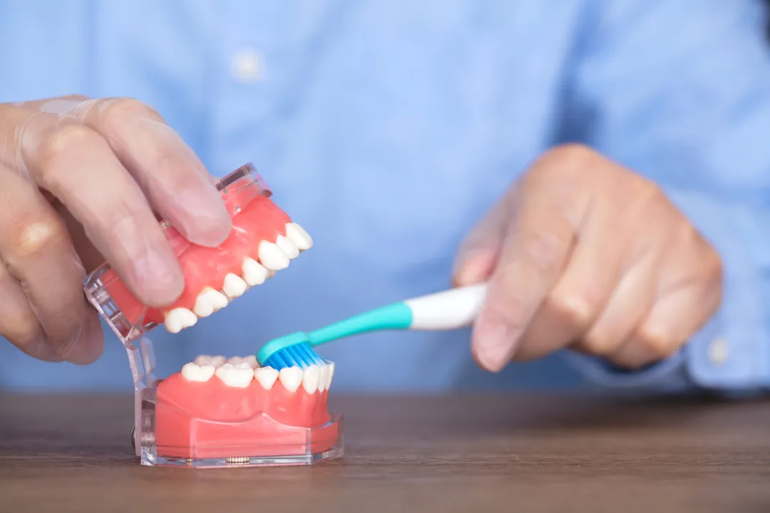 一天中最該刷牙的時刻，現在知道還不晚！