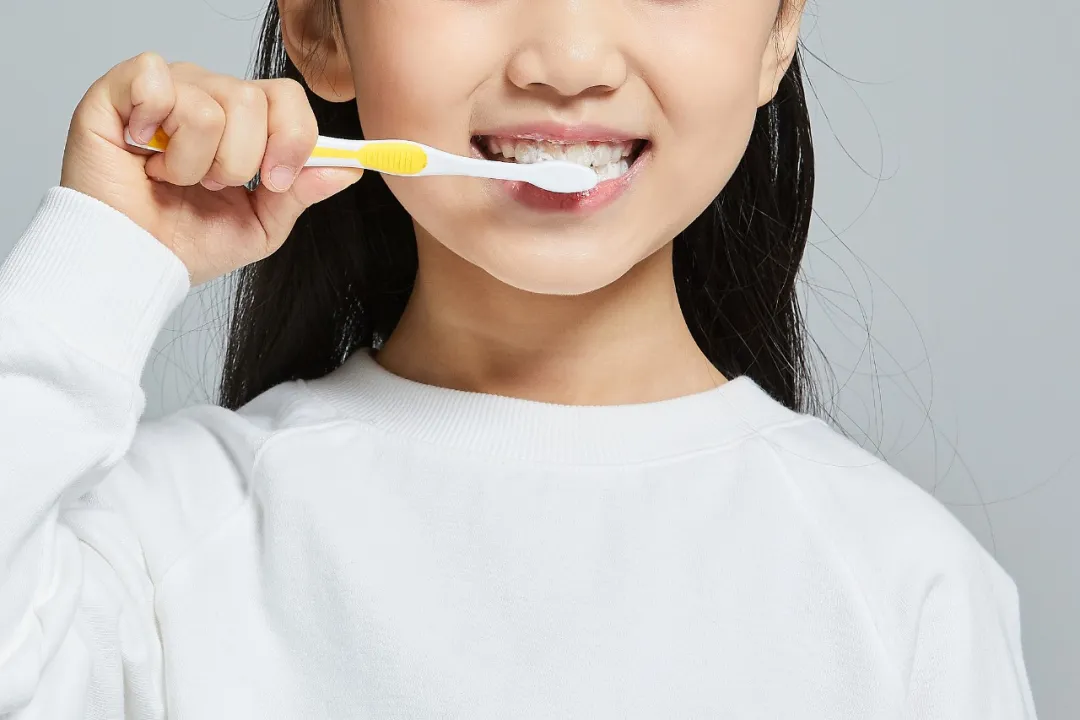 一天中最該刷牙的時刻，現在知道還不晚！