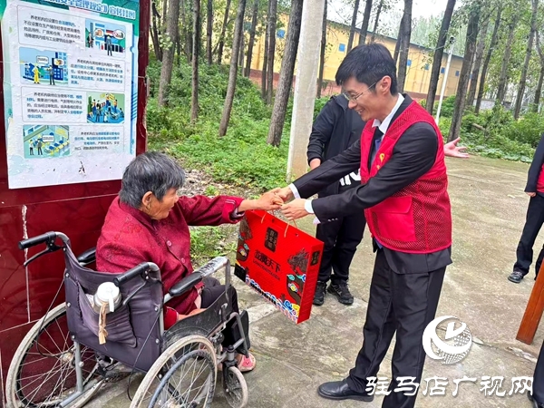 雙節暖人心!平輿公交志愿服務大隊走進敬 老院送月餅話家常