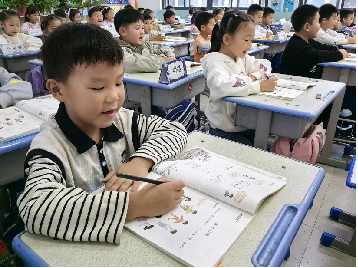 駐馬店市第三小學開展2025年秋季學期一、二年級習慣口令化展示活動