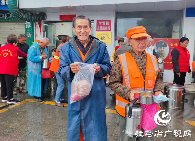 確山縣盤龍街道生產街社區開展“迎中秋 慶國慶”慰問活動