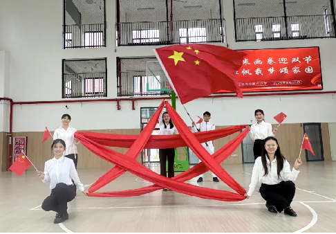 駐馬店市第六小學(xué)“百米畫卷迎雙節(jié)，紅帆載夢頌家國”主題繪畫活動紀實