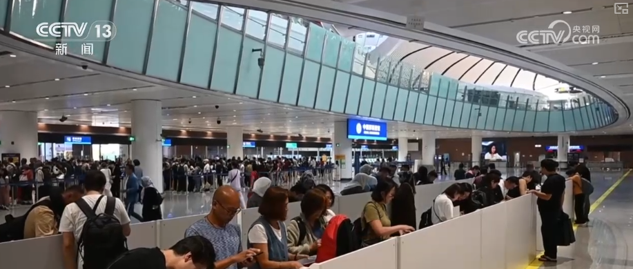 雙節同慶!中外旅客跨境游走旺 全國口岸迎出入境高峰